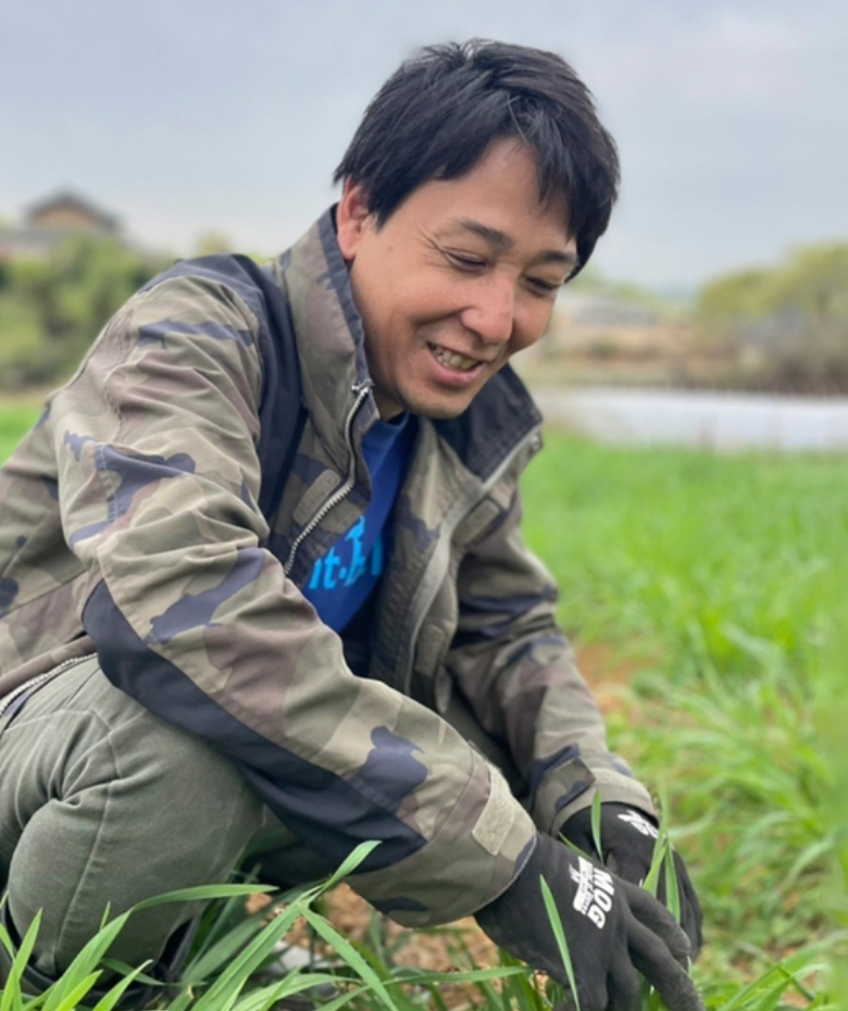 インタビューを受ける小村 泰秀（コムさん）