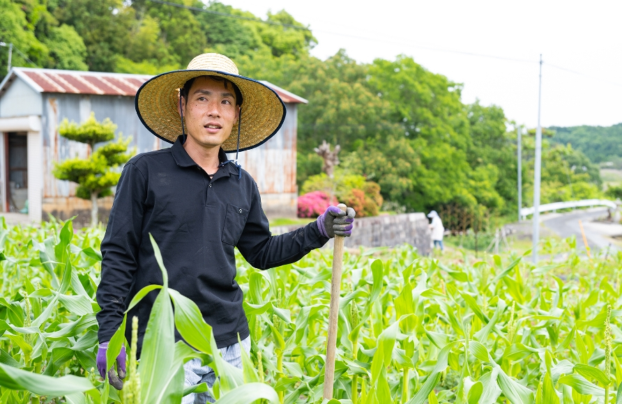 わら帽子を被った農家の男性